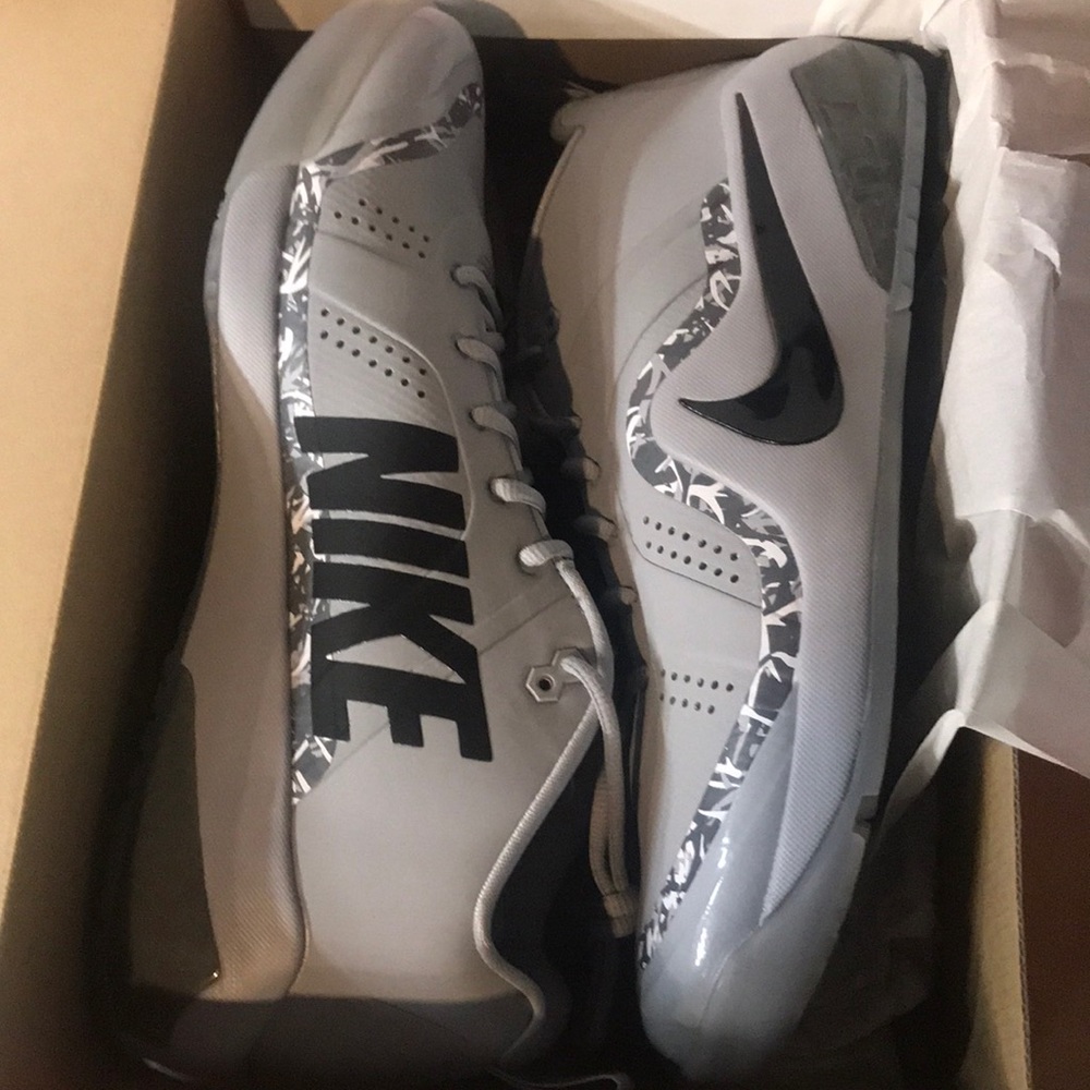 New in box Nike force zoom trout turf low size 13